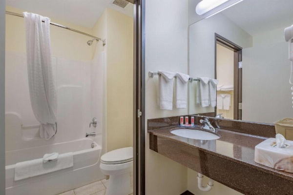 Econo Lodge Inn & Suites Fairgrounds image 23